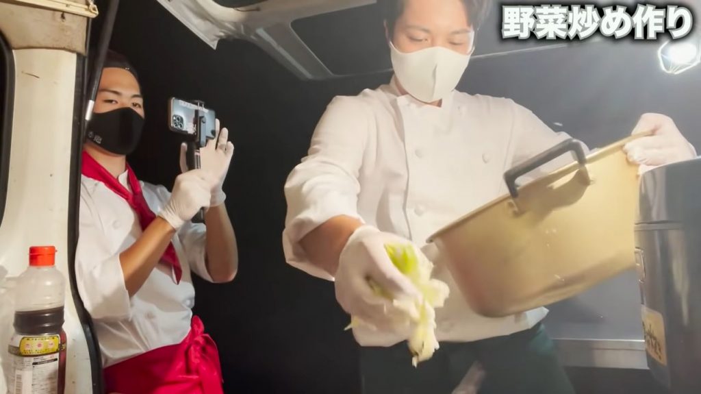 お弁当を作るデンジャラス赤鬼のこーたんとその様子を撮影するなきまさん