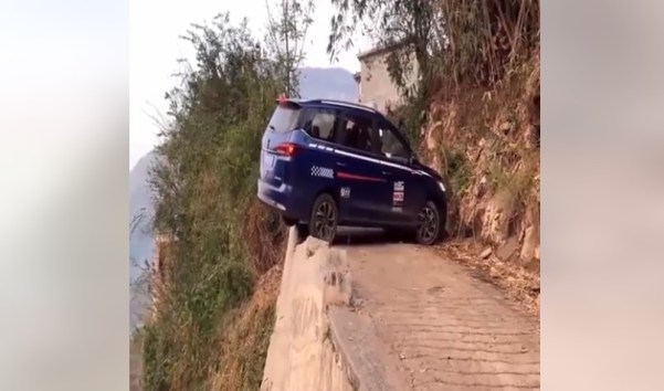 ＜海外バイラル動画＞絶体絶命の崖の道路で…　危険すぎる切り返しに挑むドライバー