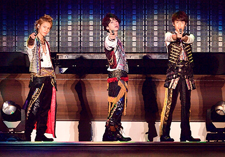 KAT-TUN、コンサートMC中に「タンバリンを鳴らす」迷惑ファンに場内騒然!?　「ヤバすぎ」「手を掲げてて怖かった」　