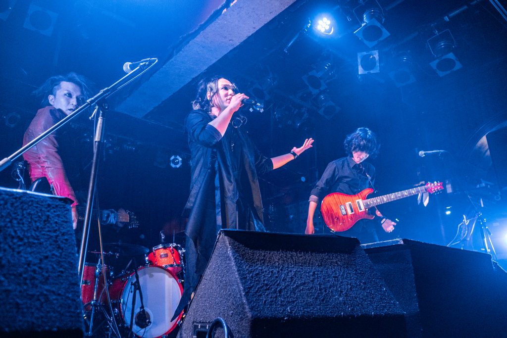 ファーストワンマンライブの舞台に立つ梵人